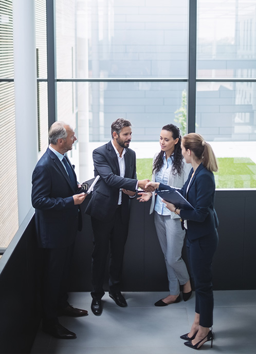 Secretaria que representa la presentación de la empresa, con naturaleza, idiomas y diversión