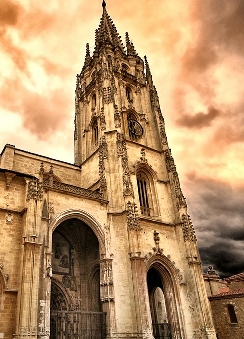 Secretaria que representa la presentación de la empresa, con naturaleza, idiomas y diversión